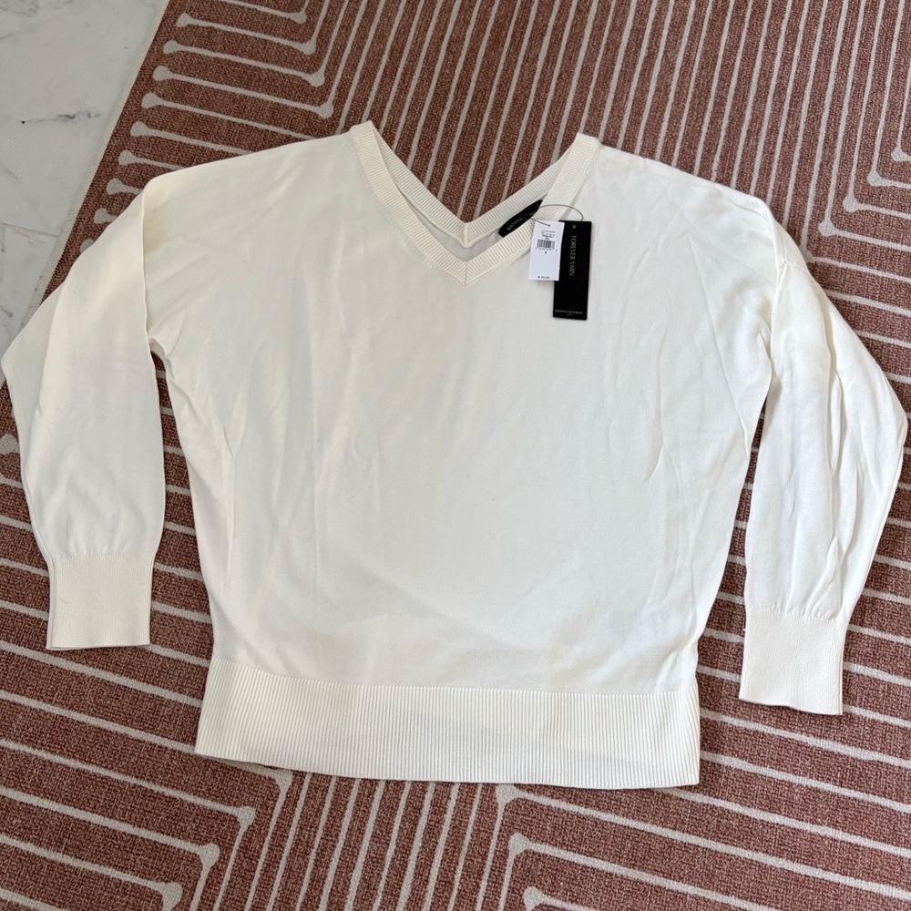 Banana Republic Forever Yarn V-Neck Sweater Ivory Cream Size S NWT